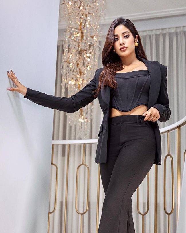 Staggering Poses Of Janhvi Kapoor